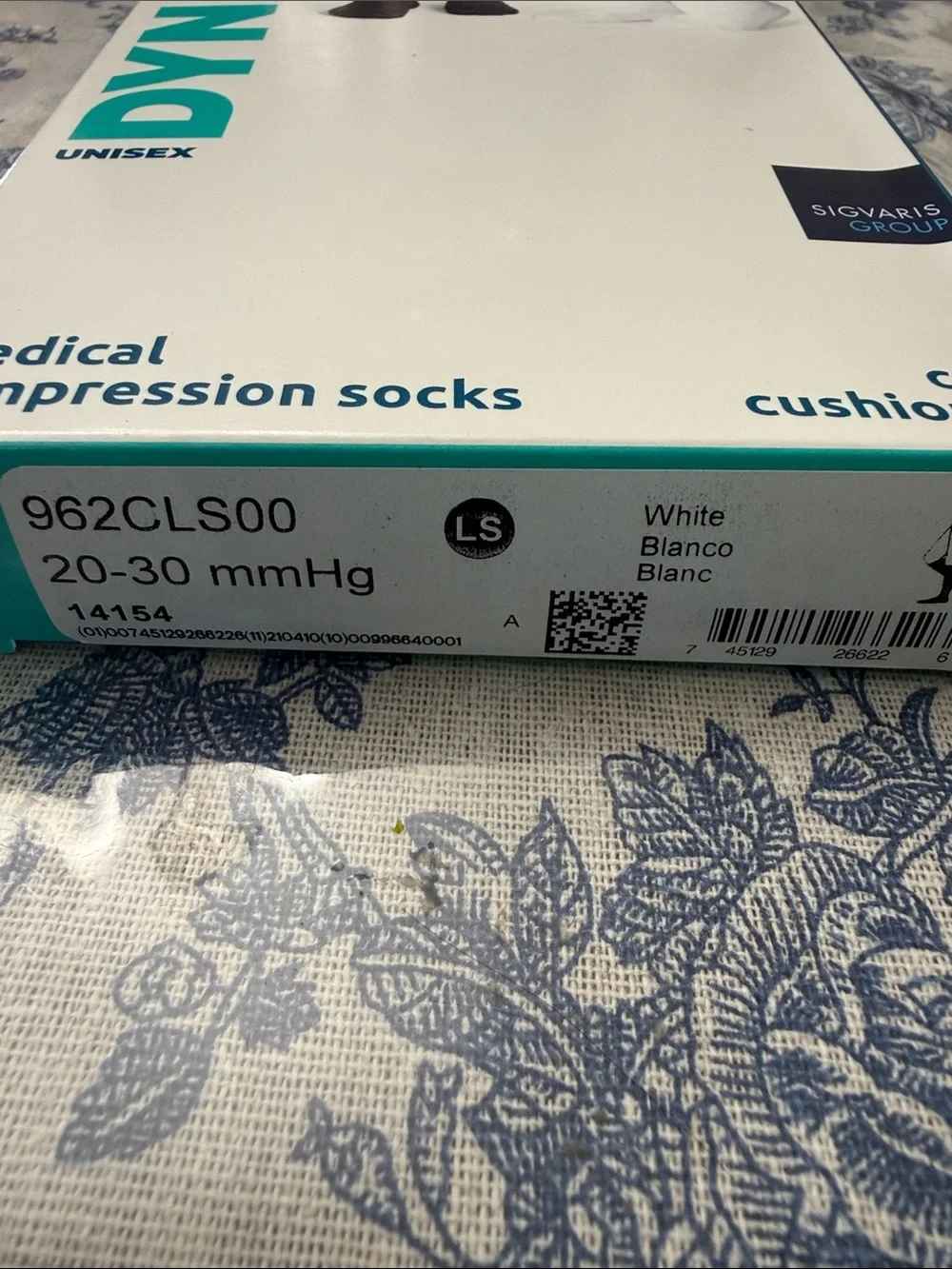 Dynaven Unisex Knee-High 20-30 mmHg Compression Socks White 962CLS00